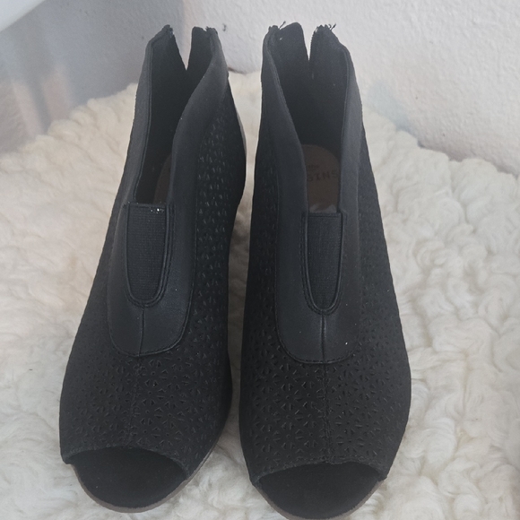 Earth Origins Black Peep-Toe Ankle Booties - Picture 1 of 7